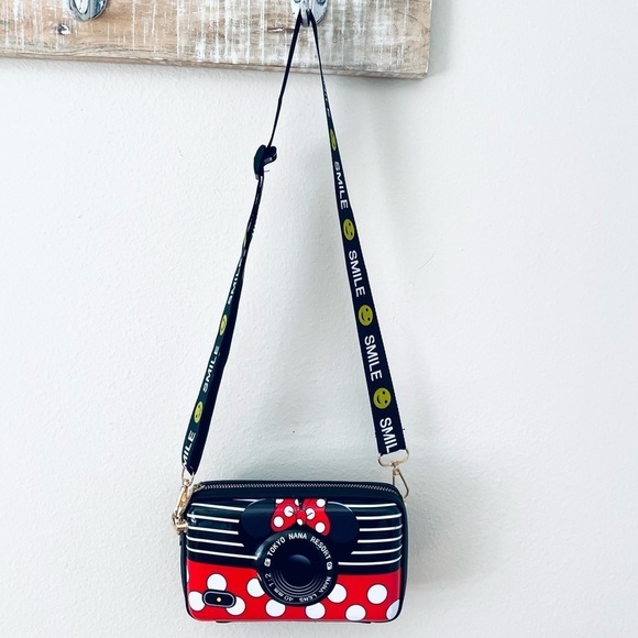 Handbags - NWT Minnie Mouse Crossbody Zippered Purse Wristlet